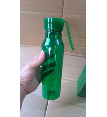 Bình nước nhựa màu xanh lá có dây treo silicon