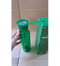 Bình nước nhựa màu xanh lá có dây treo silicon