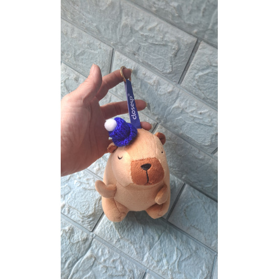Móc khóa Capy đội nón len