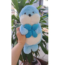 Gấu bông rái cá cầm bông hoa