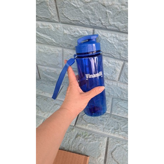 Bình nước thể thao 700ml màu xanh có dây