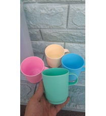 Bộ bình nước 1.5L kèm 4 ca nhựa sắc màu Hasu