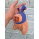 Móc khóa Capy đội khăn con ong
